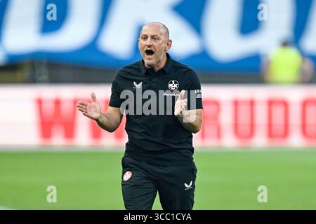Kaiserslautern, Deutschland. August 2025. Fußball: Bundesliga 2, 1. FC Kaiserslautern - FC Schalke 04, Spieltag 2, Fritz Walter Stadion. Trainer Torsten Lieberknecht (1. FC Kaiserslautern) Gesten. Hinweis: Uwe Anspach/dpa - WICHTIGER HINWEIS: Gemäß den Vorschriften der DFL Deutschen Fußball-Liga und des DFB Deutschen Fußball-Bundes ist es verboten, im Stadion und/oder des Spiels aufgenommene Fotografien in Form von sequenziellen Bildern und/oder videoähnlichen Fotoserien zu verwenden oder zu verwenden./dpa/Alamy Live News Stockfoto