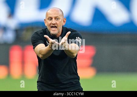 Kaiserslautern, Deutschland. August 2025. Fußball: Bundesliga 2, 1. FC Kaiserslautern - FC Schalke 04, Spieltag 2, Fritz Walter Stadion. Trainer Torsten Lieberknecht (1. FC Kaiserslautern) Gesten. Hinweis: Uwe Anspach/dpa - WICHTIGER HINWEIS: Gemäß den Vorschriften der DFL Deutschen Fußball-Liga und des DFB Deutschen Fußball-Bundes ist es verboten, im Stadion und/oder des Spiels aufgenommene Fotografien in Form von sequenziellen Bildern und/oder videoähnlichen Fotoserien zu verwenden oder zu verwenden./dpa/Alamy Live News Stockfoto