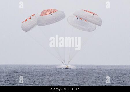 Die SpaceX Crew Dragon Endurance ist mit den NASA-Astronauten Anne McClain und Nichole Ayers, dem JAXA-Astronauten Takuya Onishi und dem Roscosmos-Kosmonauten Kirill Peskov an Bord des Pazifischen Ozeans vor der Küste von San Diego, Kalifornien, am Samstag, 9. August 2025 zu sehen. McClain, Ayers, Onishi und Peskov kehren nach sieben Monaten im Weltraum im Rahmen der Expedition 73 an Bord der Internationalen Raumstation zurück. Obligatorische Gutschrift: Keegan Barber/NASA über CNP/MediaPunch Stockfoto