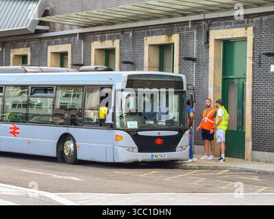Pontypridd, Wales, Vereinigtes Königreich - 12. Juli 2025: Schienenbusse halten am Bahnhof Pontypridd, um die von den Gleisen betroffenen Fahrgäste zu befördern Stockfoto