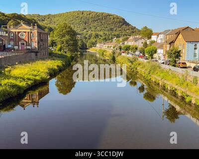 Pontypridd, Wales, Vereinigtes Königreich - 12. Juli 2025: Fluss Taff, der durch die Stadt Pontypridd fließt. Auf der linken Seite befindet sich die Zion Street, die vom Sturm Bert überflutet wurde Stockfoto