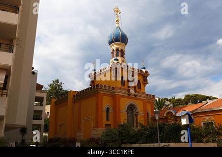Die Russische Kirche, Menton Frankreich. Der dänische Architekt Tersling, der 1892 diese kleine russische Kirche erbaute, deren Inneres reich mit Wwa verziert ist Stockfoto