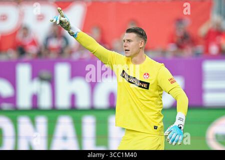 Kaiserslautern, Deutschland. August 2025. Fußball: Bundesliga 2, 1. FC Kaiserslautern - FC Schalke 04, Spieltag 2, Fritz Walter Stadion. Torhüter Julian Krahl (1. FC Kaiserslautern) gestikuliert. Hinweis: Uwe Anspach/dpa - WICHTIGER HINWEIS: Gemäß den Vorschriften der DFL Deutschen Fußball-Liga und des DFB Deutschen Fußball-Bundes ist es verboten, im Stadion und/oder des Spiels aufgenommene Fotografien in Form von sequenziellen Bildern und/oder videoähnlichen Fotoserien zu verwenden oder zu verwenden./dpa/Alamy Live News Stockfoto
