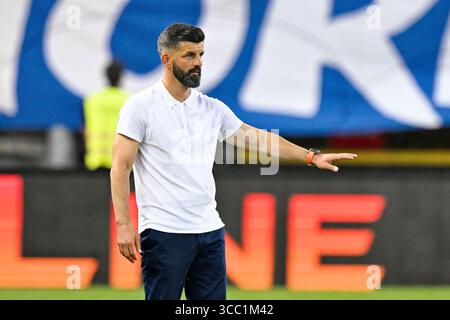 Kaiserslautern, Deutschland. August 2025. Fußball: Bundesliga 2, 1. FC Kaiserslautern - FC Schalke 04, Spieltag 2, Fritz Walter Stadion. Trainer Miron Muslic (FC Schalke 04) Gesten. Hinweis: Uwe Anspach/dpa - WICHTIGER HINWEIS: Gemäß den Vorschriften der DFL Deutschen Fußball-Liga und des DFB Deutschen Fußball-Bundes ist es verboten, im Stadion und/oder des Spiels aufgenommene Fotografien in Form von sequenziellen Bildern und/oder videoähnlichen Fotoserien zu verwenden oder zu verwenden./dpa/Alamy Live News Stockfoto