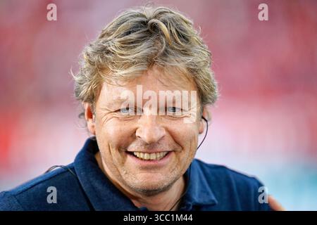 Kaiserslautern, Deutschland. August 2025. Fußball: Bundesliga 2, 1. FC Kaiserslautern - FC Schalke 04, Spieltag 2, Fritz Walter Stadion. Schalkes Sportdirektor Youri Mulder ist im Stadion. Hinweis: Uwe Anspach/dpa - WICHTIGER HINWEIS: Gemäß den Vorschriften der DFL Deutschen Fußball-Liga und des DFB Deutschen Fußball-Bundes ist es verboten, im Stadion und/oder des Spiels aufgenommene Fotografien in Form von sequenziellen Bildern und/oder videoähnlichen Fotoserien zu verwenden oder zu verwenden./dpa/Alamy Live News Stockfoto