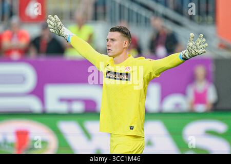 Kaiserslautern, Deutschland. August 2025. Fußball: Bundesliga 2, 1. FC Kaiserslautern - FC Schalke 04, Spieltag 2, Fritz Walter Stadion. Torhüter Julian Krahl (1. FC Kaiserslautern) gestikuliert. Hinweis: Uwe Anspach/dpa - WICHTIGER HINWEIS: Gemäß den Vorschriften der DFL Deutschen Fußball-Liga und des DFB Deutschen Fußball-Bundes ist es verboten, im Stadion und/oder des Spiels aufgenommene Fotografien in Form von sequenziellen Bildern und/oder videoähnlichen Fotoserien zu verwenden oder zu verwenden./dpa/Alamy Live News Stockfoto