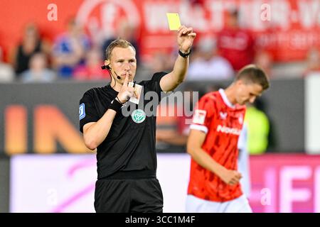 Kaiserslautern, Deutschland. August 2025. Fußball: Bundesliga 2, 1. FC Kaiserslautern - FC Schalke 04, Spieltag 2, Fritz-Walter-Stadion. Schiedsrichter Martin Petersen zeigt die gelbe Karte. Hinweis: Uwe Anspach/dpa - WICHTIGER HINWEIS: Gemäß den Vorschriften der DFL Deutschen Fußball-Liga und des DFB Deutschen Fußball-Bundes ist es verboten, im Stadion und/oder des Spiels aufgenommene Fotografien in Form von sequenziellen Bildern und/oder videoähnlichen Fotoserien zu verwenden oder zu verwenden./dpa/Alamy Live News Stockfoto