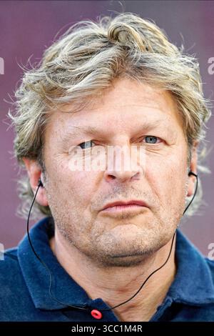 Kaiserslautern, Deutschland. August 2025. Fußball: Bundesliga 2, 1. FC Kaiserslautern - FC Schalke 04, Spieltag 2, Fritz Walter Stadion. Schalkes Sportdirektor Youri Mulder ist im Stadion. Hinweis: Uwe Anspach/dpa - WICHTIGER HINWEIS: Gemäß den Vorschriften der DFL Deutschen Fußball-Liga und des DFB Deutschen Fußball-Bundes ist es verboten, im Stadion und/oder des Spiels aufgenommene Fotografien in Form von sequenziellen Bildern und/oder videoähnlichen Fotoserien zu verwenden oder zu verwenden./dpa/Alamy Live News Stockfoto