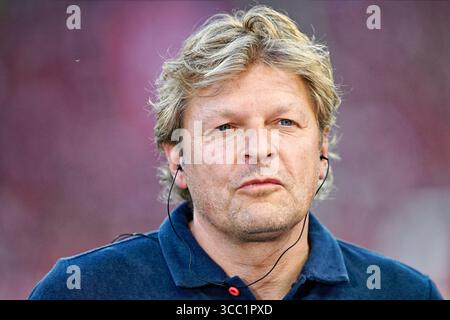 Kaiserslautern, Deutschland. August 2025. Fußball: Bundesliga 2, 1. FC Kaiserslautern - FC Schalke 04, Spieltag 2, Fritz Walter Stadion. Schalkes Sportdirektor Youri Mulder ist im Stadion. Hinweis: Uwe Anspach/dpa - WICHTIGER HINWEIS: Gemäß den Vorschriften der DFL Deutschen Fußball-Liga und des DFB Deutschen Fußball-Bundes ist es verboten, im Stadion und/oder des Spiels aufgenommene Fotografien in Form von sequenziellen Bildern und/oder videoähnlichen Fotoserien zu verwenden oder zu verwenden./dpa/Alamy Live News Stockfoto