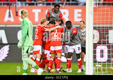 Kaiserslautern, Deutschland. August 2025. Fußball: Bundesliga 2, 1. FC Kaiserslautern - FC Schalke 04, Spieltag 2, Fritz-Walter-Stadion. Das Team Kaiserslautern feiert das 1:0 Elfmetertor. Hinweis: Uwe Anspach/dpa - WICHTIGER HINWEIS: Gemäß den Vorschriften der DFL Deutschen Fußball-Liga und des DFB Deutschen Fußball-Bundes ist es verboten, im Stadion und/oder des Spiels aufgenommene Fotografien in Form von sequenziellen Bildern und/oder videoähnlichen Fotoserien zu verwenden oder zu verwenden./dpa/Alamy Live News Stockfoto