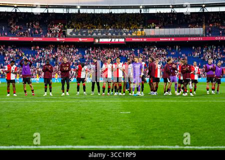 Rotterdam - Quinten Timber of Feyenoord, in-beom Hwang of Feyenoord, Luciano Valente von Feyenoord, Ayase Ueda von Feyenoord, Tsuyoshi Watanabe von Feyenoord, Bart Nieuwkoop von Feyenoord, Torhüter Timon Wellenreuther von Feyenoord, Casper Tengstedt von SL Benfica 2024/2025 Das Spiel findet am 9. August 2025 im Stadion Feijenoord de Kuip zwischen Feyenoord Rotterdam und NAC Breda statt. (Box to Box Pictures/Yannick Verhoeven) Stockfoto