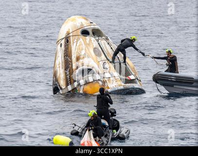 San Diego, Vereinigte Staaten von Amerika. August 2025. Taucher und Unterstützungsteams arbeiten an der Sicherung der SpaceX Dragon Endurance Raumsonde nach dem Spritzen im Pazifik am 9. August 2025 vor der Küste von San Diego, Kalifornien. Die Besatzung der Expedition 73 einschließlich der NASA-Astronauten Anne McClain und Nichole Ayers, der JAXA-Astronaut Takuya Onishi und der Roscosmos-Kosmonaut Kirill Peskov kehrten nach fast 7 Monaten im Weltraum an Bord der Internationalen Raumstation zurück. Quelle: Keegan Barber/NASA/Alamy Live News Stockfoto