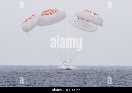 San Diego, Vereinigte Staaten von Amerika. August 2025. Die SpaceX Dragon Endurance-Raumsonde fliegt am 9. August 2025 vor der Küste von San Diego, Kalifornien, im Pazifischen Ozean auf die Erde zurück. Die Besatzung der Expedition 73 einschließlich der NASA-Astronauten Anne McClain und Nichole Ayers, der JAXA-Astronaut Takuya Onishi und der Roscosmos-Kosmonaut Kirill Peskov kehrten nach fast 7 Monaten im Weltraum an Bord der Internationalen Raumstation zurück. Quelle: Keegan Barber/NASA/Alamy Live News Stockfoto