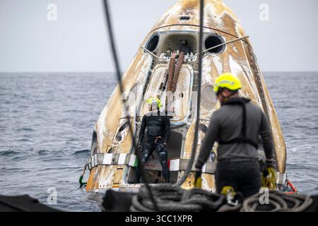 San Diego, Vereinigte Staaten von Amerika. August 2025. Taucher und Unterstützungsteams arbeiten an der Sicherung der SpaceX Dragon Endurance Raumsonde nach dem Spritzen im Pazifik am 9. August 2025 vor der Küste von San Diego, Kalifornien. Die Besatzung der Expedition 73 einschließlich der NASA-Astronauten Anne McClain und Nichole Ayers, der JAXA-Astronaut Takuya Onishi und der Roscosmos-Kosmonaut Kirill Peskov kehrten nach fast 7 Monaten im Weltraum an Bord der Internationalen Raumstation zurück. Quelle: Keegan Barber/NASA/Alamy Live News Stockfoto