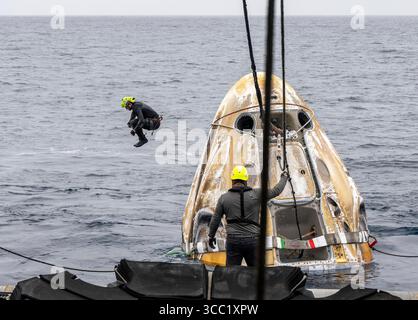 San Diego, Vereinigte Staaten von Amerika. August 2025. Taucher und Unterstützungsteams arbeiten an der Sicherung der SpaceX Dragon Endurance Raumsonde nach dem Spritzen im Pazifik am 9. August 2025 vor der Küste von San Diego, Kalifornien. Die Besatzung der Expedition 73 einschließlich der NASA-Astronauten Anne McClain und Nichole Ayers, der JAXA-Astronaut Takuya Onishi und der Roscosmos-Kosmonaut Kirill Peskov kehrten nach fast 7 Monaten im Weltraum an Bord der Internationalen Raumstation zurück. Quelle: Keegan Barber/NASA/Alamy Live News Stockfoto