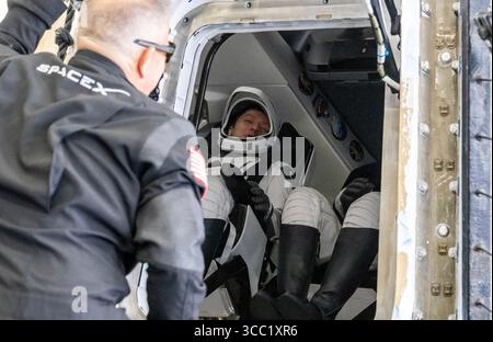 San Diego, Vereinigte Staaten von Amerika. August 2025. Roscosmos-Kosmonaut Kirill Peskov, rechts, ist im Inneren der SpaceX Dragon Endurance-Raumsonde zu sehen, nachdem die Luke auf dem Deck des Rückgewinnungsschiffes SHANNON nach dem Spritzen im Pazifischen Ozean am 9. August 2025 vor der Küste von San Diego, Kalifornien, geöffnet wurde. Die Besatzung der Expedition 73 einschließlich der NASA-Astronauten Anne McClain und Nichole Ayers, der JAXA-Astronaut Takuya Onishi und der Roscosmos-Kosmonaut Kirill Peskov kehrten nach fast 7 Monaten im Weltraum an Bord der Internationalen Raumstation zurück. Quelle: Keegan Barber/NASA/Alamy Live News Stockfoto