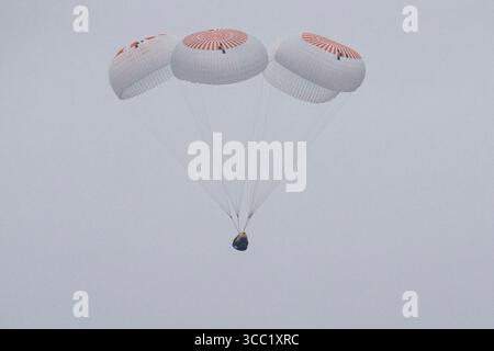 San Diego, Vereinigte Staaten von Amerika. August 2025. Das SpaceX Dragon Endurance-Raumschiff fliegt zurück zur Erde, bevor es am 9. August 2025 vor der Küste von San Diego, Kalifornien, im Pazifik niederspritzt. Die Besatzung der Expedition 73 einschließlich der NASA-Astronauten Anne McClain und Nichole Ayers, der JAXA-Astronaut Takuya Onishi und der Roscosmos-Kosmonaut Kirill Peskov kehrten nach fast 7 Monaten im Weltraum an Bord der Internationalen Raumstation zurück. Quelle: Keegan Barber/NASA/Alamy Live News Stockfoto