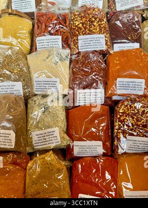 Bunte Pakete mit Gewürzen und Kräutern zum Verkauf auf einem traditionellen Straßenmarkt in Athen, Griechenland. Stockfoto