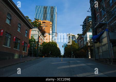 Blick auf die Helmcken Street in Richtung Homer Street in Yaletown, Vancouver, BC. Stockfoto