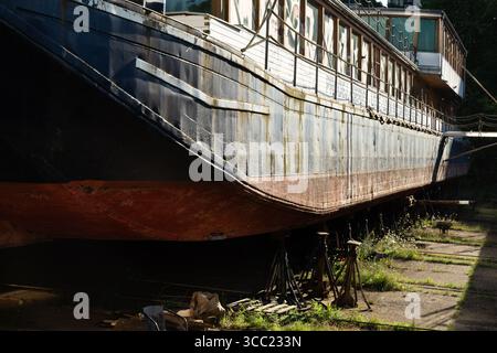 Altes verlassenes Flusskreuzschiff in einem Trockendock in Prag Holešovice. Stockfoto