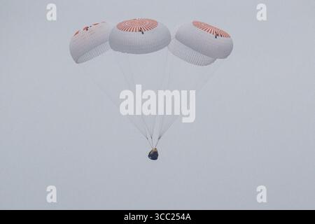 Die SpaceX Crew Dragon Endurance ist mit den NASA-Astronauten Anne McClain und Nichole Ayers, dem JAXA-Astronauten Takuya Onishi und dem Roscosmos-Kosmonauten Kirill Peskov an Bord des Pazifischen Ozeans vor der Küste von San Diego, Kalifornien, am Samstag, 9. August 2025 zu sehen. McClain, Ayers, Onishi und Peskov kehren nach sieben Monaten im Weltraum im Rahmen der Expedition 73 an Bord der Internationalen Raumstation zurück. Obligatorische Gutschrift: Keegan Barber/NASA über CNP Stockfoto