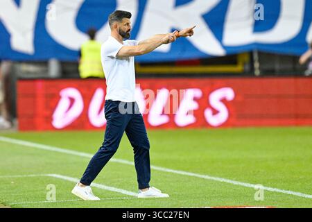 Kaiserslautern, Deutschland. August 2025. Fußball: Bundesliga 2, 1. FC Kaiserslautern - FC Schalke 04, Spieltag 2, Fritz Walter Stadion. Trainer Miron Muslic (FC Schalke 04) Gesten. Hinweis: Uwe Anspach/dpa - WICHTIGER HINWEIS: Gemäß den Vorschriften der DFL Deutschen Fußball-Liga und des DFB Deutschen Fußball-Bundes ist es verboten, im Stadion und/oder des Spiels aufgenommene Fotografien in Form von sequenziellen Bildern und/oder videoähnlichen Fotoserien zu verwenden oder zu verwenden./dpa/Alamy Live News Stockfoto