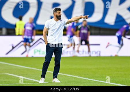 Kaiserslautern, Deutschland. August 2025. Fußball: Bundesliga 2, 1. FC Kaiserslautern - FC Schalke 04, Spieltag 2, Fritz Walter Stadion. Trainer Miron Muslic (FC Schalke 04) Gesten. Hinweis: Uwe Anspach/dpa - WICHTIGER HINWEIS: Gemäß den Vorschriften der DFL Deutschen Fußball-Liga und des DFB Deutschen Fußball-Bundes ist es verboten, im Stadion und/oder des Spiels aufgenommene Fotografien in Form von sequenziellen Bildern und/oder videoähnlichen Fotoserien zu verwenden oder zu verwenden./dpa/Alamy Live News Stockfoto