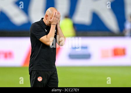 Kaiserslautern, Deutschland. August 2025. Fußball: Bundesliga 2, 1. FC Kaiserslautern - FC Schalke 04, Spieltag 2, Fritz Walter Stadion. Trainer Torsten Lieberknecht (1. FC Kaiserslautern) Gesten. Hinweis: Uwe Anspach/dpa - WICHTIGER HINWEIS: Gemäß den Vorschriften der DFL Deutschen Fußball-Liga und des DFB Deutschen Fußball-Bundes ist es verboten, im Stadion und/oder des Spiels aufgenommene Fotografien in Form von sequenziellen Bildern und/oder videoähnlichen Fotoserien zu verwenden oder zu verwenden./dpa/Alamy Live News Stockfoto