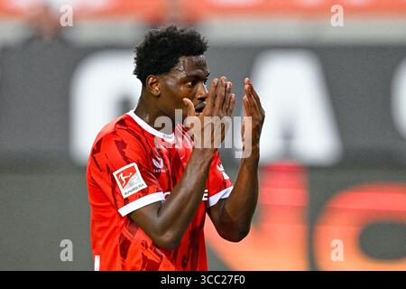 Kaiserslautern, Deutschland. August 2025. Fußball: Bundesliga 2, 1. FC Kaiserslautern - FC Schalke 04, Spieltag 2, Fritz-Walter-Stadion. Faride Alidou (1. FC Kaiserslautern) Gesten. Hinweis: Uwe Anspach/dpa - WICHTIGER HINWEIS: Gemäß den Vorschriften der DFL Deutschen Fußball-Liga und des DFB Deutschen Fußball-Bundes ist es verboten, im Stadion und/oder des Spiels aufgenommene Fotografien in Form von sequenziellen Bildern und/oder videoähnlichen Fotoserien zu verwenden oder zu verwenden./dpa/Alamy Live News Stockfoto