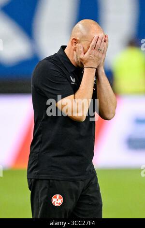 Kaiserslautern, Deutschland. August 2025. Fußball: Bundesliga 2, 1. FC Kaiserslautern - FC Schalke 04, Spieltag 2, Fritz Walter Stadion. Trainer Torsten Lieberknecht (1. FC Kaiserslautern) Gesten. Hinweis: Uwe Anspach/dpa - WICHTIGER HINWEIS: Gemäß den Vorschriften der DFL Deutschen Fußball-Liga und des DFB Deutschen Fußball-Bundes ist es verboten, im Stadion und/oder des Spiels aufgenommene Fotografien in Form von sequenziellen Bildern und/oder videoähnlichen Fotoserien zu verwenden oder zu verwenden./dpa/Alamy Live News Stockfoto