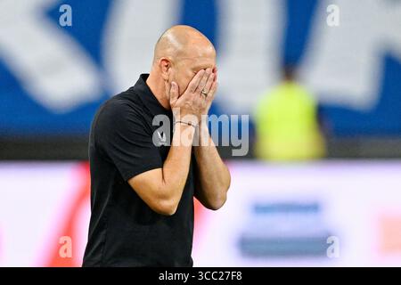 Kaiserslautern, Deutschland. August 2025. Fußball: Bundesliga 2, 1. FC Kaiserslautern - FC Schalke 04, Spieltag 2, Fritz Walter Stadion. Trainer Torsten Lieberknecht (1. FC Kaiserslautern) Gesten. Hinweis: Uwe Anspach/dpa - WICHTIGER HINWEIS: Gemäß den Vorschriften der DFL Deutschen Fußball-Liga und des DFB Deutschen Fußball-Bundes ist es verboten, im Stadion und/oder des Spiels aufgenommene Fotografien in Form von sequenziellen Bildern und/oder videoähnlichen Fotoserien zu verwenden oder zu verwenden./dpa/Alamy Live News Stockfoto