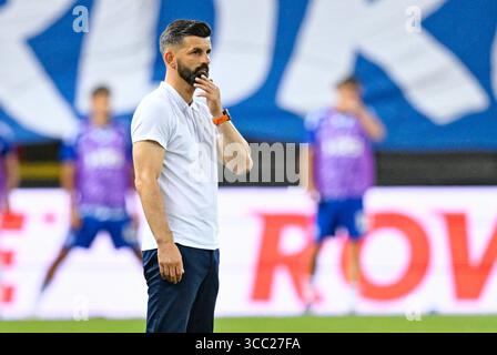 Kaiserslautern, Deutschland. August 2025. Fußball: Bundesliga 2, 1. FC Kaiserslautern - FC Schalke 04, Spieltag 2, Fritz Walter Stadion. Trainer Miron Muslic (FC Schalke 04) Gesten. Hinweis: Uwe Anspach/dpa - WICHTIGER HINWEIS: Gemäß den Vorschriften der DFL Deutschen Fußball-Liga und des DFB Deutschen Fußball-Bundes ist es verboten, im Stadion und/oder des Spiels aufgenommene Fotografien in Form von sequenziellen Bildern und/oder videoähnlichen Fotoserien zu verwenden oder zu verwenden./dpa/Alamy Live News Stockfoto