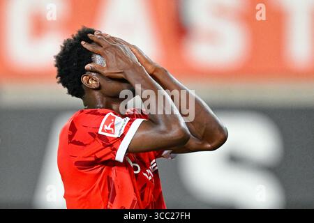 Kaiserslautern, Deutschland. August 2025. Fußball: Bundesliga 2, 1. FC Kaiserslautern - FC Schalke 04, Spieltag 2, Fritz-Walter-Stadion. Faride Alidou (1. FC Kaiserslautern) Gesten. Hinweis: Uwe Anspach/dpa - WICHTIGER HINWEIS: Gemäß den Vorschriften der DFL Deutschen Fußball-Liga und des DFB Deutschen Fußball-Bundes ist es verboten, im Stadion und/oder des Spiels aufgenommene Fotografien in Form von sequenziellen Bildern und/oder videoähnlichen Fotoserien zu verwenden oder zu verwenden./dpa/Alamy Live News Stockfoto