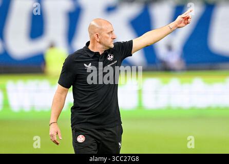 Kaiserslautern, Deutschland. August 2025. Fußball: Bundesliga 2, 1. FC Kaiserslautern - FC Schalke 04, Spieltag 2, Fritz Walter Stadion. Trainer Torsten Lieberknecht (1. FC Kaiserslautern) Gesten. Hinweis: Uwe Anspach/dpa - WICHTIGER HINWEIS: Gemäß den Vorschriften der DFL Deutschen Fußball-Liga und des DFB Deutschen Fußball-Bundes ist es verboten, im Stadion und/oder des Spiels aufgenommene Fotografien in Form von sequenziellen Bildern und/oder videoähnlichen Fotoserien zu verwenden oder zu verwenden./dpa/Alamy Live News Stockfoto