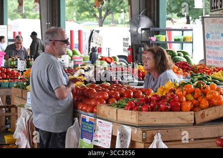 Lokale Bauern stellen ihre Produkte auf dem State Farmers Market in Raleigh, North Carolina, zum Verkauf aus Stockfoto