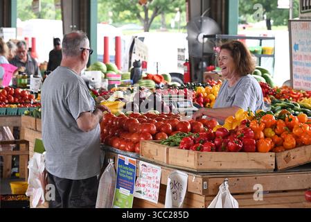 Lokale Bauern stellen ihre Produkte auf dem State Farmers Market in Raleigh, North Carolina, zum Verkauf aus Stockfoto