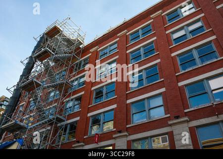 Gerüste entlang eines Gebäudes in Yaletown, Vancouver, BC. Stockfoto