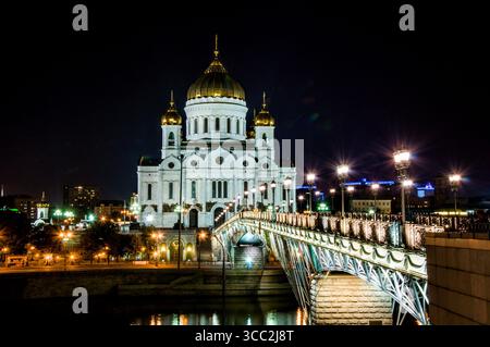 Moskau, Russland, 10. August 2015, Kathedrale Christi des Erlösers Orthodoxe Kirche mit Kuppel und christlichem Kreuz, Gläubige für Gebete Stockfoto