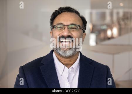 Kopffoto-Porträt glücklicher Mann mittleren Alters motivierte starke Geschäftsführerin Stockfoto