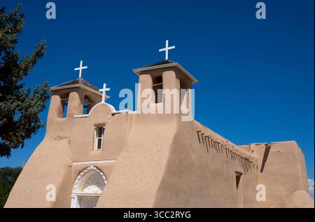 Fassade der Kirche San Francisco de Asis in Rancho de Taos, New Mexico. Diese Kirche war Gegenstand mehrerer Gemälde von Georgia O’Keeffe. Stockfoto