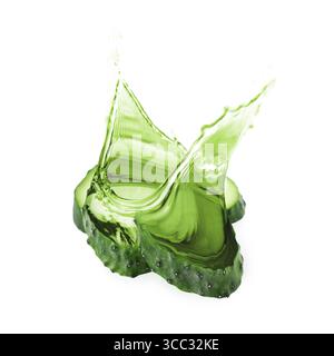 Gurkenscheiben mit Spritzer vor weißem Hintergrund Stockfoto