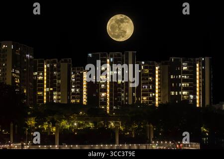 Der Sturgeon-Vollmond, der am 9. August 2025 über dem Jurong-See im Westen Singapurs aufging. Stockfoto
