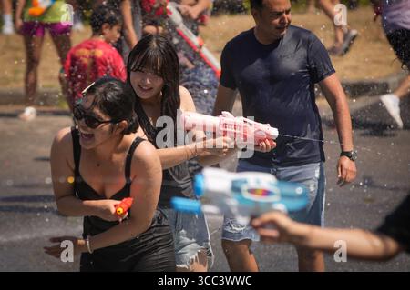 Vancouver, Kanada. August 2025. Während des Flash-Mob-ähnlichen Wasserkampfes am 9. August 2025 im Stanley Park in Vancouver, British Columbia, Kanada, werden sich die Menschen mit Wasserpistolen necken. Quelle: Liang Sen/Xinhua/Alamy Live News Stockfoto