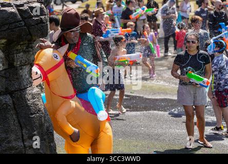 Vancouver, Kanada. August 2025. Die Teilnehmer werden während des Flash-Mob-ähnlichen Wasserschlages im Stanley Park in Vancouver, British Columbia, Kanada, am 9. August 2025 gezeigt. Quelle: Liang Sen/Xinhua/Alamy Live News Stockfoto