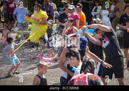 Vancouver, Kanada. August 2025. Während des Flash-Mob-ähnlichen Wasserkampfes am 9. August 2025 im Stanley Park in Vancouver, British Columbia, Kanada, werden sich die Menschen mit Wasserpistolen necken. Quelle: Liang Sen/Xinhua/Alamy Live News Stockfoto