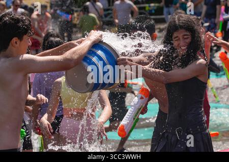 Vancouver, Kanada. August 2025. Die Teilnehmer interagieren während des Flashmob-ähnlichen Wasserschlages im Stanley Park in Vancouver, British Columbia, Kanada, am 9. August 2025. Quelle: Liang Sen/Xinhua/Alamy Live News Stockfoto