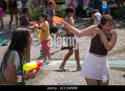 Vancouver, Kanada. August 2025. Während des Flash-Mob-ähnlichen Wasserkampfes am 9. August 2025 im Stanley Park in Vancouver, British Columbia, Kanada, werden sich die Menschen mit Wasserpistolen necken. Quelle: Liang Sen/Xinhua/Alamy Live News Stockfoto