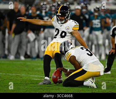 Jacksonville, Usa. August 2025. Pittsburgh Kicker Ben Sauls (29) schießt im dritten Quartal ein Tor, als die Steelers am Samstag, den 9. August 2025, im EverBank Stadium in Jacksonville, Florida, gegen die Jaguars antreten. Pittsburgh besiegte Jacksonville mit 31:25. Foto: Joe Marino/UPI. Quelle: UPI/Alamy Live News Stockfoto