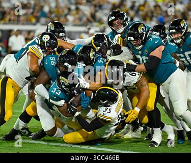 Jacksonville, Usa. August 2025. Jaguars Running Back Bhayshul Tuten erzielte im vierten Quartal einen Touchdown, als die Jaguars am Samstag, den 9. August 2025, im EverBank Stadium in Jacksonville, Florida gegen die Steelers antreten. Pittsburgh besiegte Jacksonville mit 31:25. Foto: Joe Marino/UPI. Quelle: UPI/Alamy Live News Stockfoto
