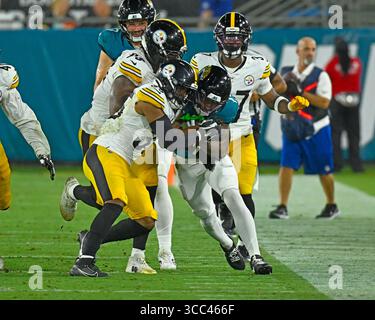 Jacksonville, Usa. August 2025. Der Jaguars Wide Receiver wird nach einem Empfang im vierten Quartal außer Kontrolle geraten, als die Jaguars am Samstag, den 9. August 2025, im EverBank Stadium in Jacksonville, Florida, gegen die Steelers antreten. Pittsburgh besiegte Jacksonville mit 31:25. Foto: Joe Marino/UPI. Quelle: UPI/Alamy Live News Stockfoto
